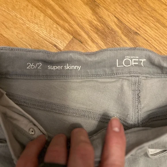 Ladies Size 26/2 LOFT Gray Super Skinny Jeans with Raw Hem LOFT GUC - Picture 2 of 6